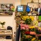 Lokales Display Marketing: TV im Modegeschäft zeigt Floristin, TV im Blumenladen zeigt Modeverkäufer