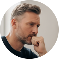 Mann analysiert konzentriert eine Website am Laptop