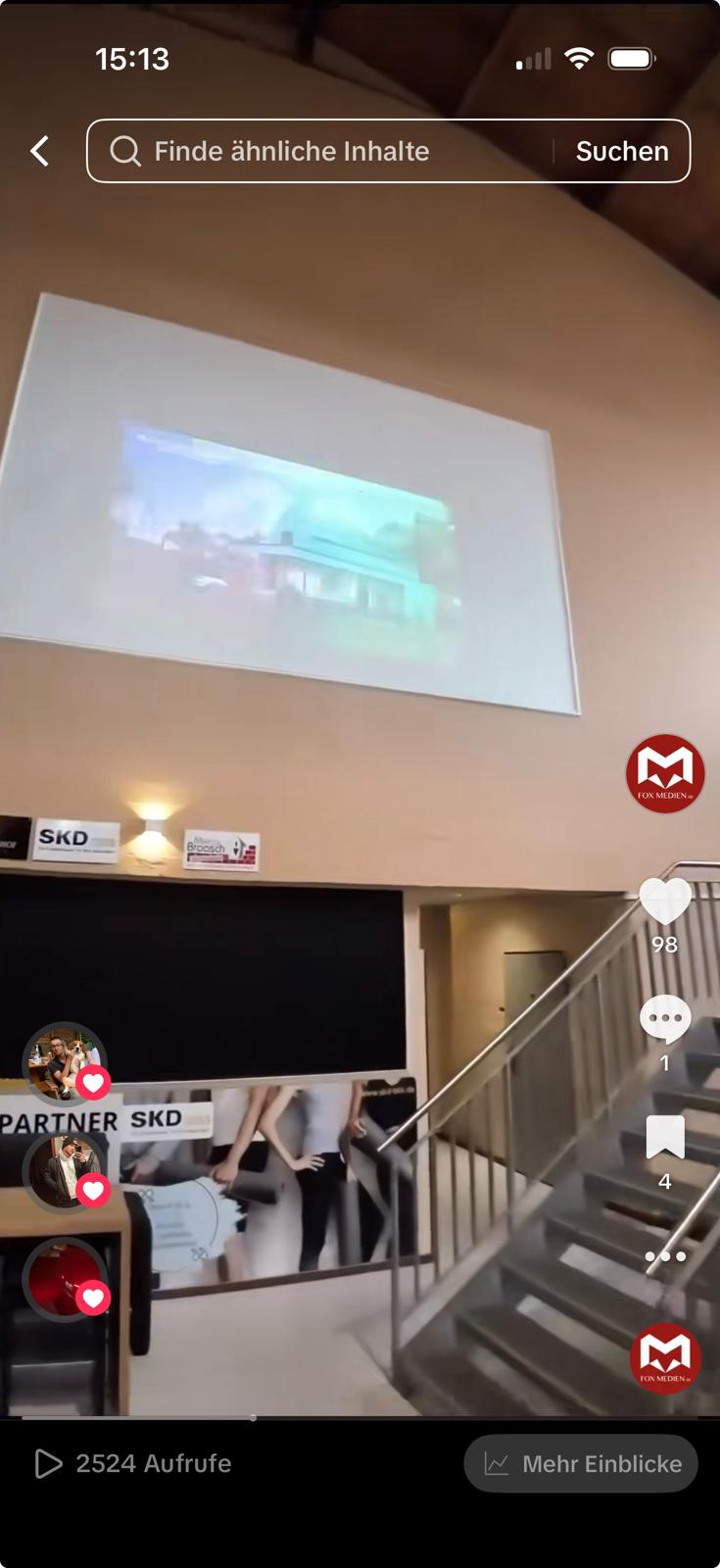 Innenansicht im Fitnessstudio Kraftwerk in Lüchow mit großer Bildschirm-/Projektionsfläche, auf der ein lokaler Spot aus dem Display-Netzwerk läuft.