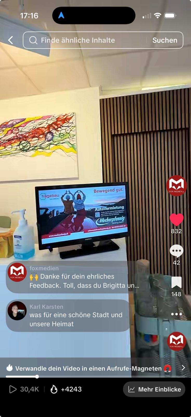 Werbebildschirm von Fox Medien in der Salzgrotte Salzwedel zeigt lokale Partner-Anzeigen auf dem Servicetresen.