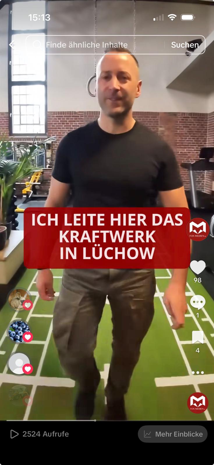 Mann im Fitnessstudio Kraftwerk in Lüchow, eingeblendeter Text „Ich leite hier das Kraftwerk in Lüchow“ – Partner-Beispiel aus dem lokalen Display-Netzwerk.