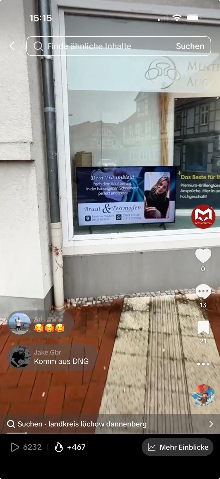 Schaufenster in Lüchow (Lange Straße) mit digitalem Bildschirm, der einen lokalen Werbespot aus dem Display-Netzwerk zeigt.
