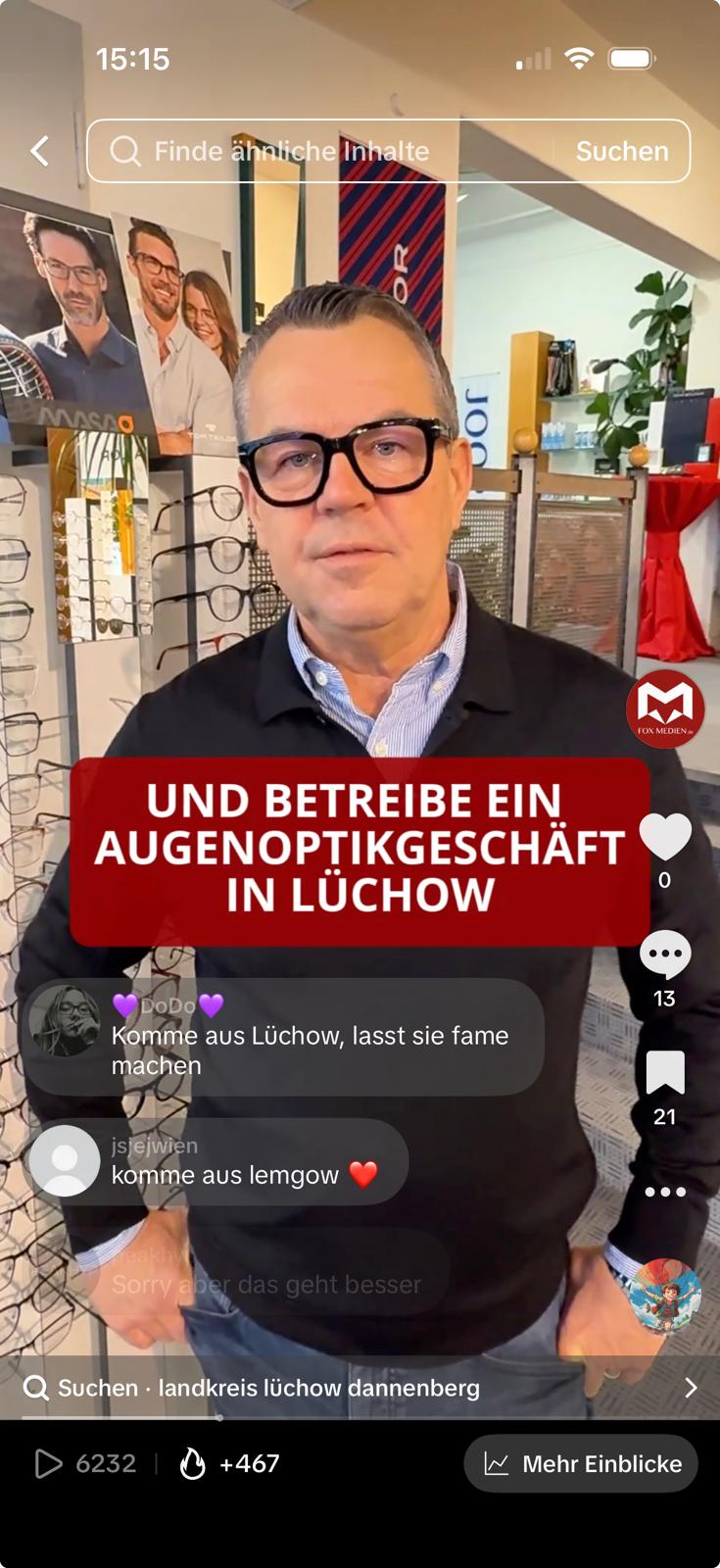 Mann in einem Augenoptikgeschäft in Lüchow, im Hintergrund Brillenfassungen; Einblendung: „… betreibe ein Augenoptikgeschäft in Lüchow“.