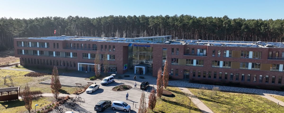 Außenansicht der Elbe-Jeetzel-Klinik in Dannenberg – attraktiver Standort für lokales Display-Marketing im Inklusionscafé Finn & Marie.