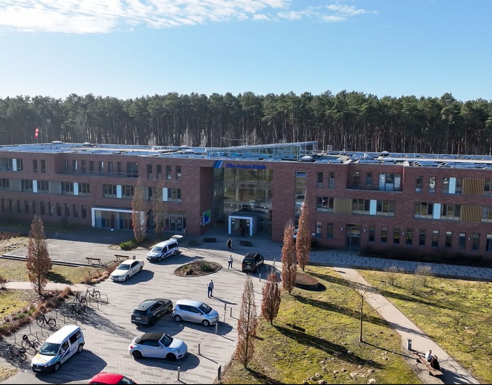 Außenansicht der Elbe-Jeetzel-Klinik in Dannenberg – attraktiver Standort für lokales Display-Marketing im Inklusionscafé Finn & Marie.