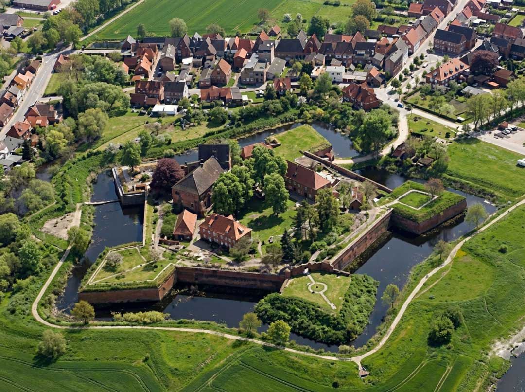 Luftaufnahme der Festung Dömitz mit den markanten Wallanlagen und Wassergräben direkt an der Elbe.